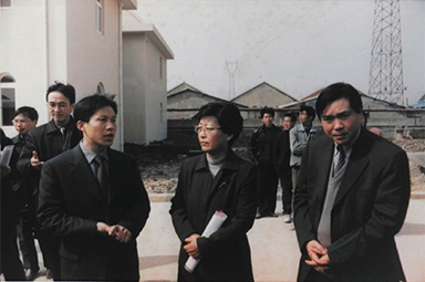 2001年2月20日，時(shí)任國家環(huán)保局副局長汪紀(jì)戎一行視察公司
