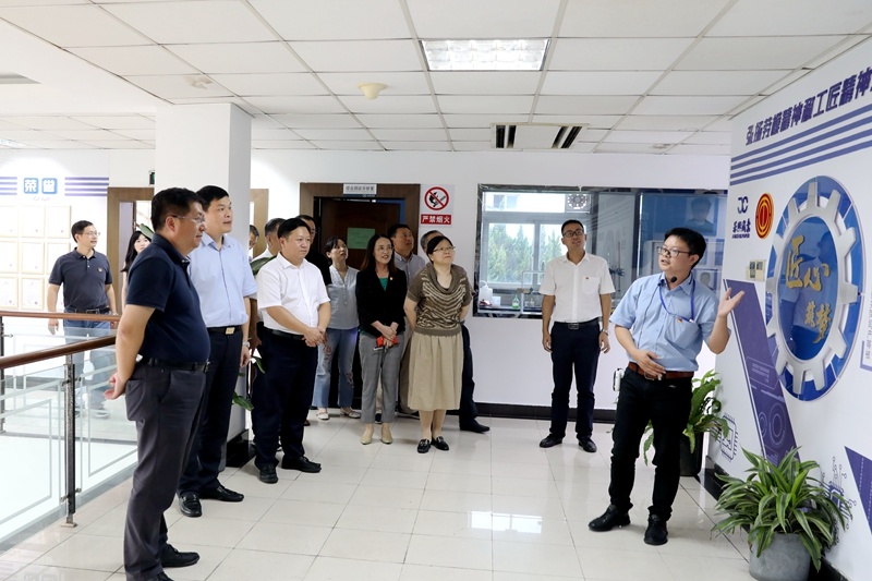 2020年7月29日，時(shí)任浙江省政協(xié)常委、社法委副主任、省總工會(huì)副主席、一級巡視員董建偉蒞臨景興紙業(yè)調(diào)研新時(shí)代工匠培育工作
